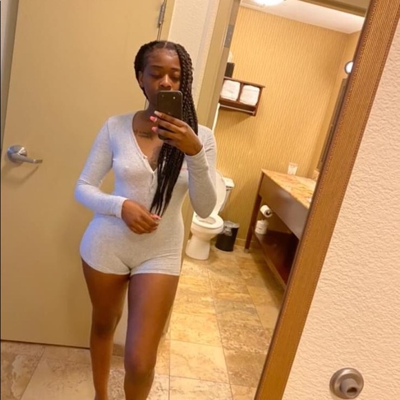 Custom “SLEEPYHEAD” logo onesie - Picture 3 of 9